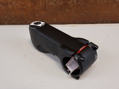 Vorbau von Bontrager, TREK RCS PRO BLENDR / ALU VORBAU / 31.8 MM / -7 GRAD / INTEGRATED vor USEDBIKES-OB.DE Hintergrund
