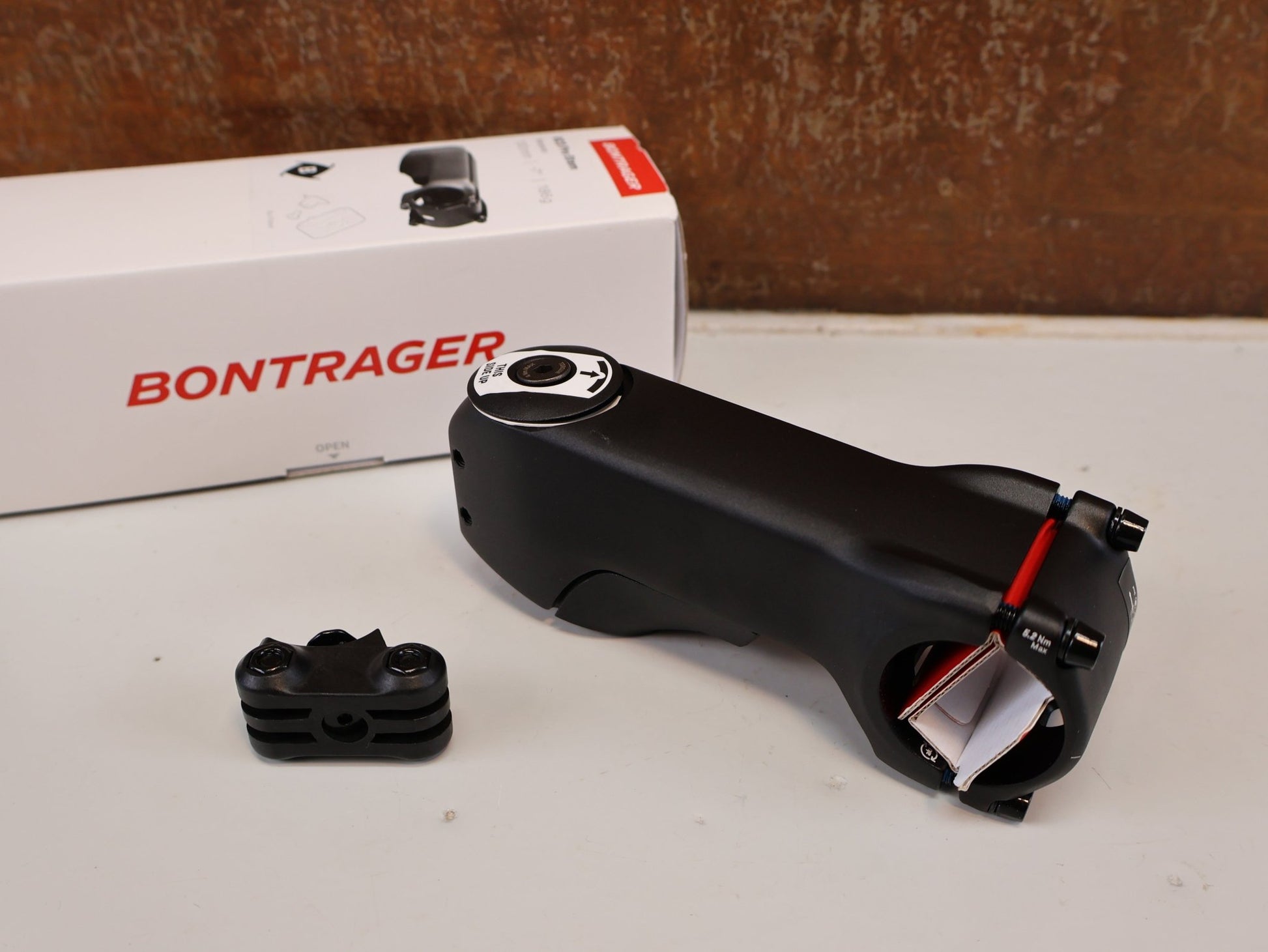 Vorbau von Bontrager, TREK RCS PRO BLENDR / ALU VORBAU / 31.8 MM / -7 GRAD / INTEGRATED vor USEDBIKES-OB.DE Hintergrund