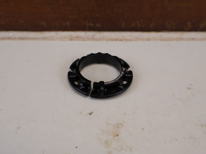 Zubehör von Trek, TREK ROAD HEADSET SPLIT RING KLEMMRING GRAU W5315339 vor USEDBIKES-OB.DE Hintergrund