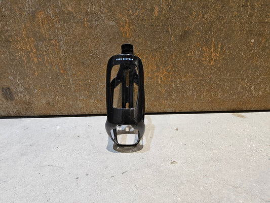 Trinkflaschen und Halter von Trek, TREK RSL AERO CARBON FLASCHENHALTER / BLACK/GREY vor USEDBIKES - OB.DE Hintergrund
