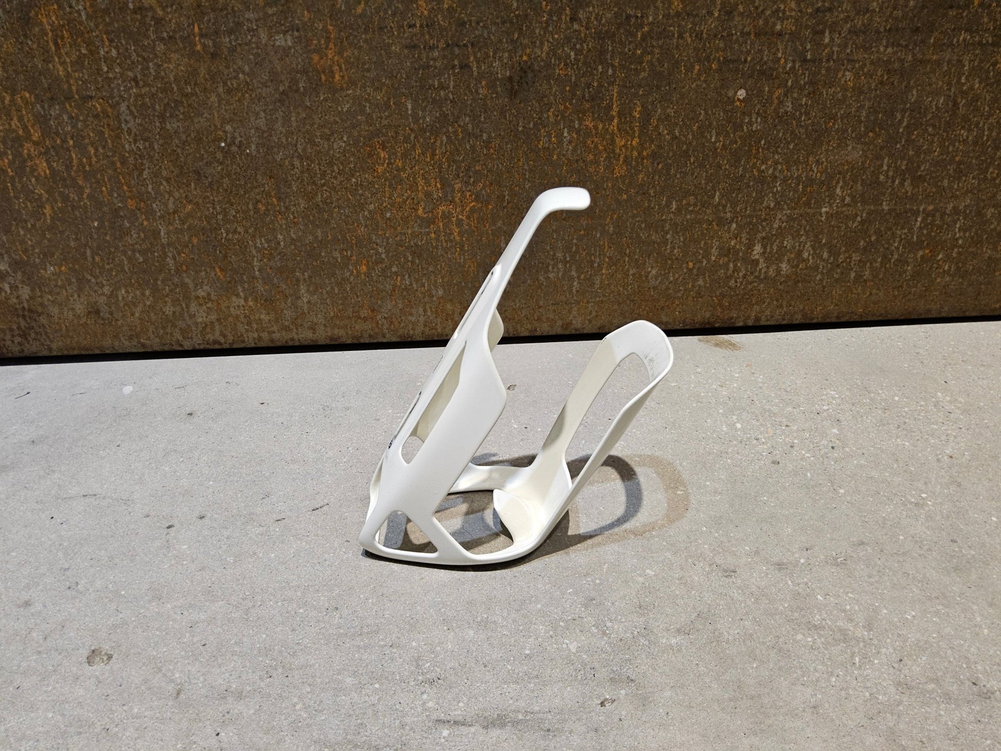 Trinkflaschen und Halter von Trek, TREK RSL AERO CARBON FLASCHENHALTER / ERA WHITE/GREY vor USEDBIKES - OB.DE Hintergrund