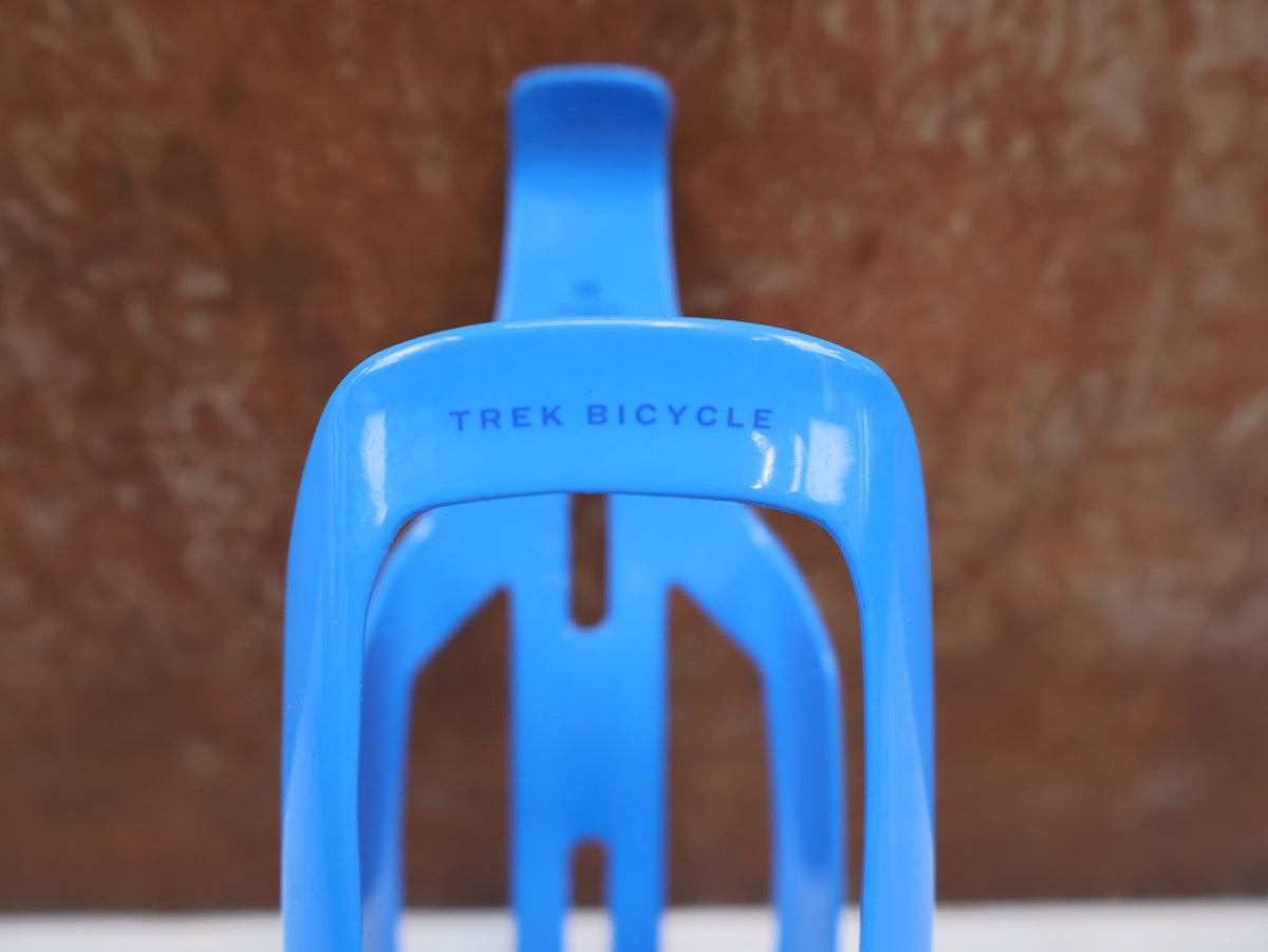 Trinkflaschen und Halter von Trek, Trek RSL Aero Carbon Flaschenhalter OCLV Blue Navy 35g vor USEDBIKES-OB.DE Hintergrund