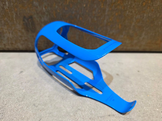 Trinkflaschen und Halter von Trek, TREK RSL AERO CARBON FLASCHENHALTER / WATERLOO BLUE in variant_title vor USEDBIKES - OB.DE Hintergrund