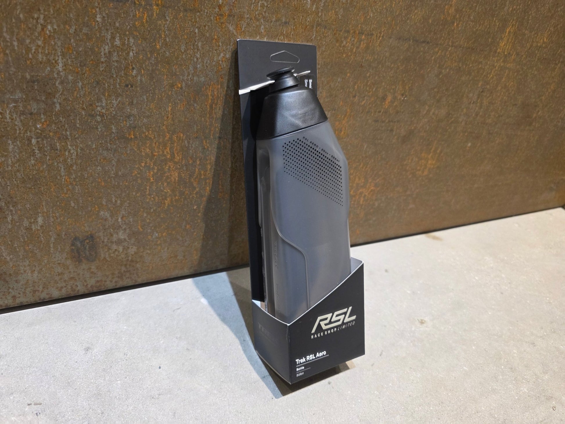 Trinkflaschen und Halter von Trek, TREK RSL AERO TRINKFLASCHE / 5324024 / 591ML / GREY vor USEDBIKES - OB.DE Hintergrund