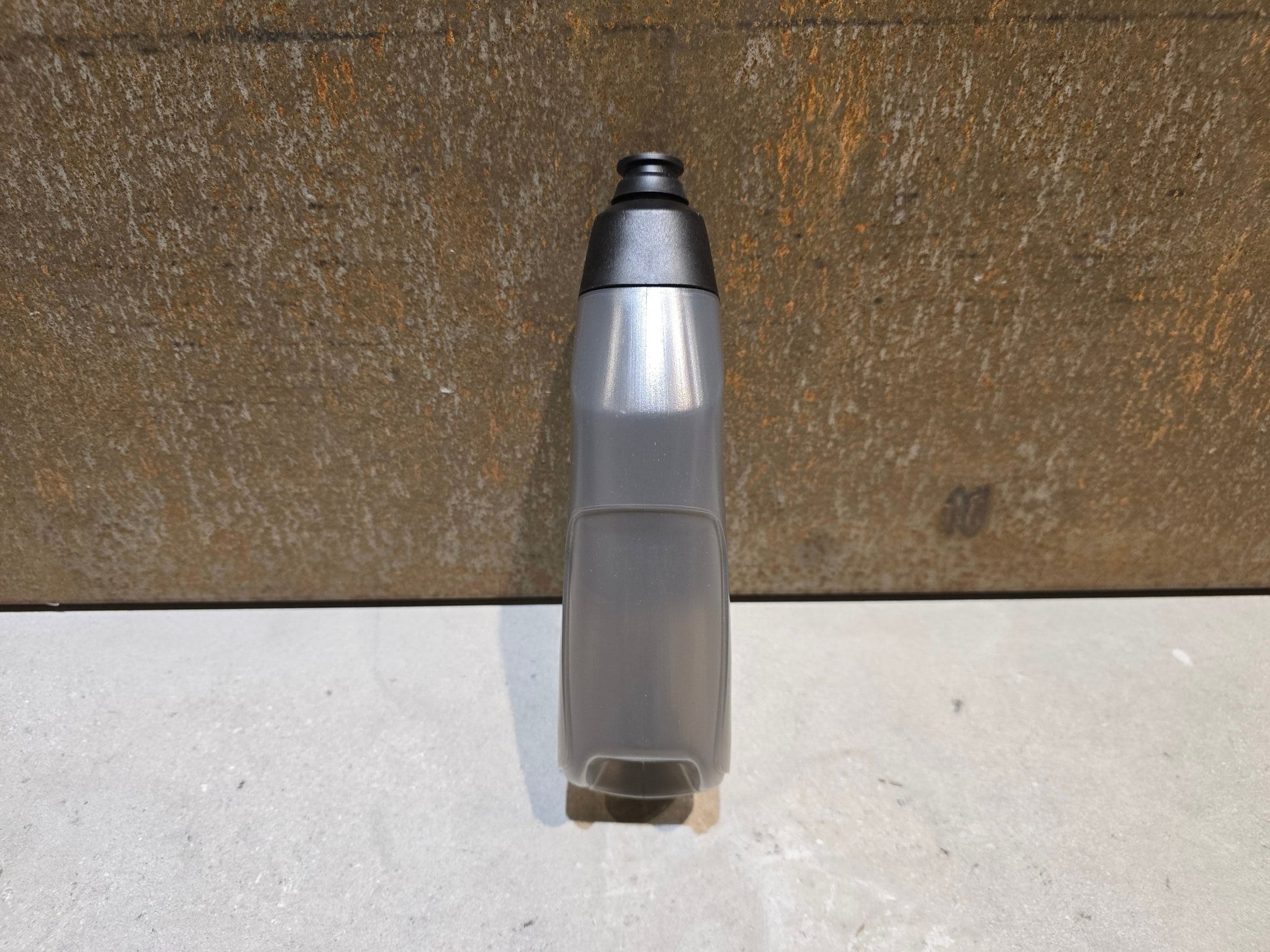 Trinkflaschen und Halter von Trek, TREK RSL AERO TRINKFLASCHE / 5324024 / 591ML / GREY vor USEDBIKES - OB.DE Hintergrund