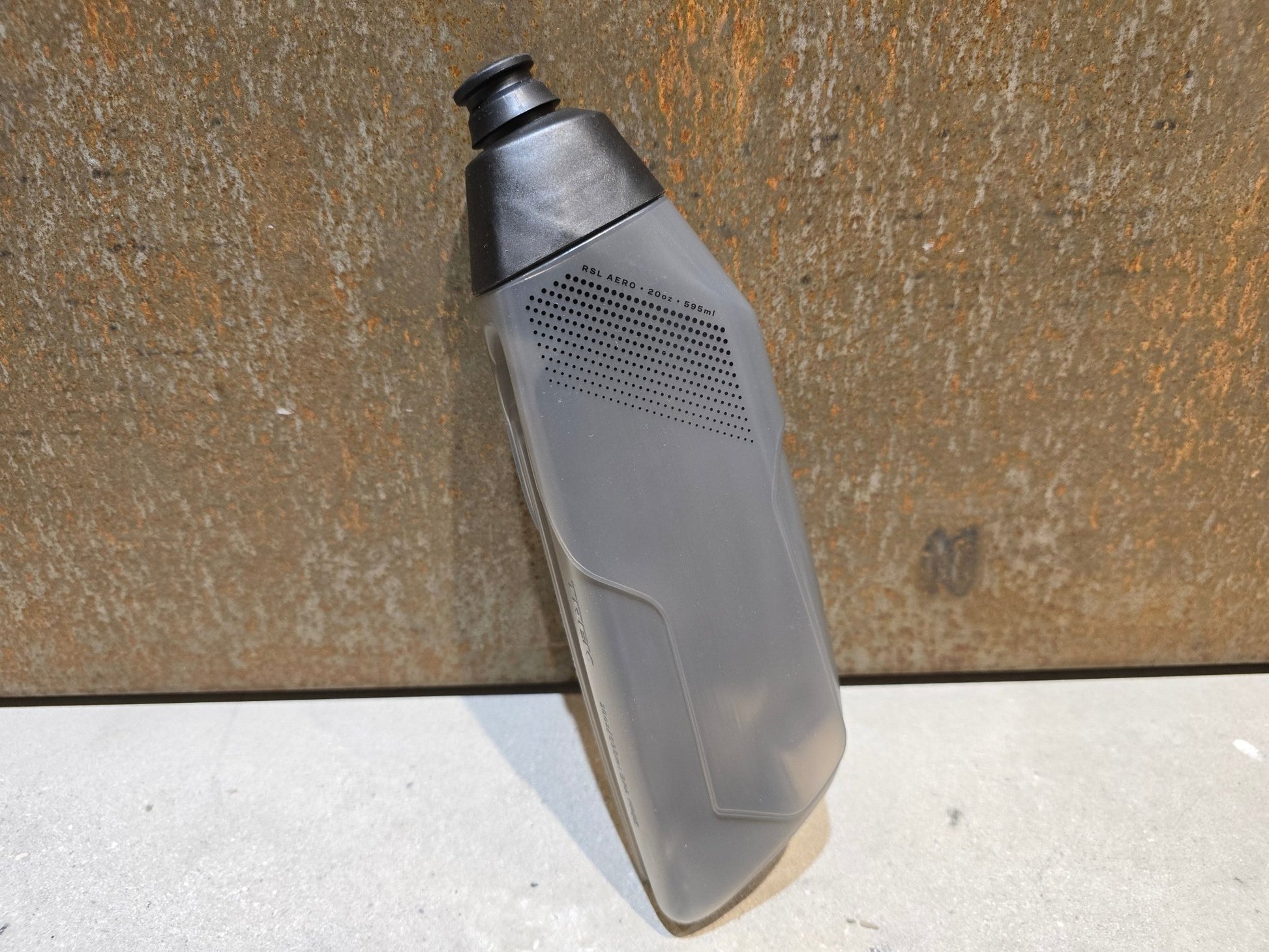 Trinkflaschen und Halter von Trek, TREK RSL AERO TRINKFLASCHE / 5324024 / 591ML / GREY vor USEDBIKES - OB.DE Hintergrund