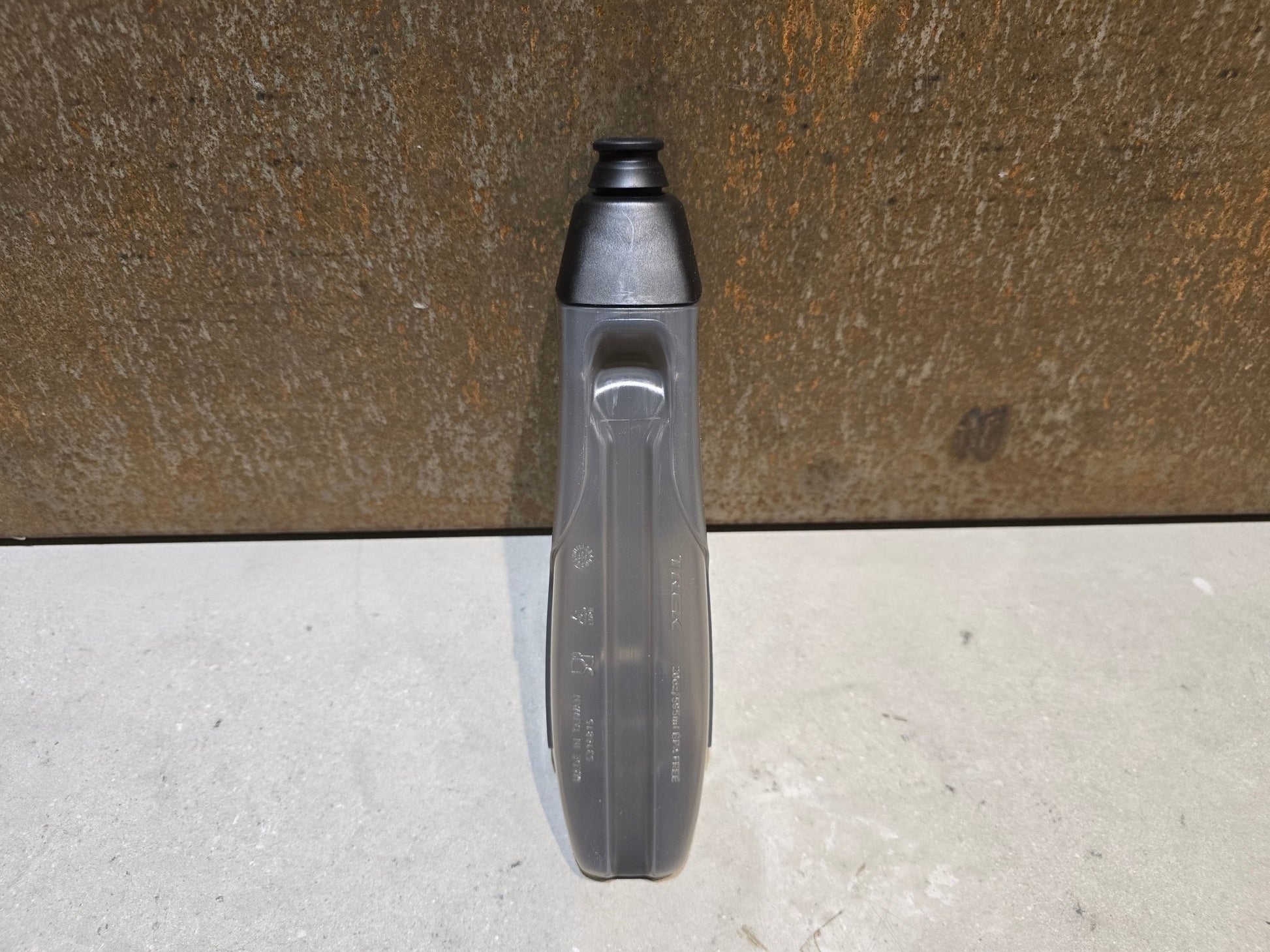 Trinkflaschen und Halter von Trek, TREK RSL AERO TRINKFLASCHE / 5324024 / 591ML / GREY vor USEDBIKES - OB.DE Hintergrund