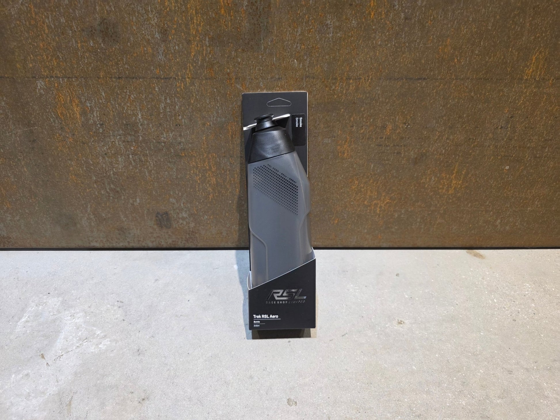 Trinkflaschen und Halter von Trek, TREK RSL AERO TRINKFLASCHE / 5324024 / 591ML / GREY vor USEDBIKES - OB.DE Hintergrund