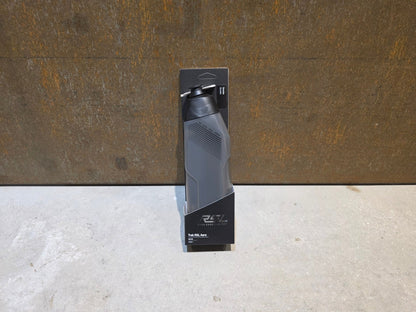 Trinkflaschen und Halter von Trek, TREK RSL AERO TRINKFLASCHE / 5324024 / 591ML / GREY vor USEDBIKES - OB.DE Hintergrund