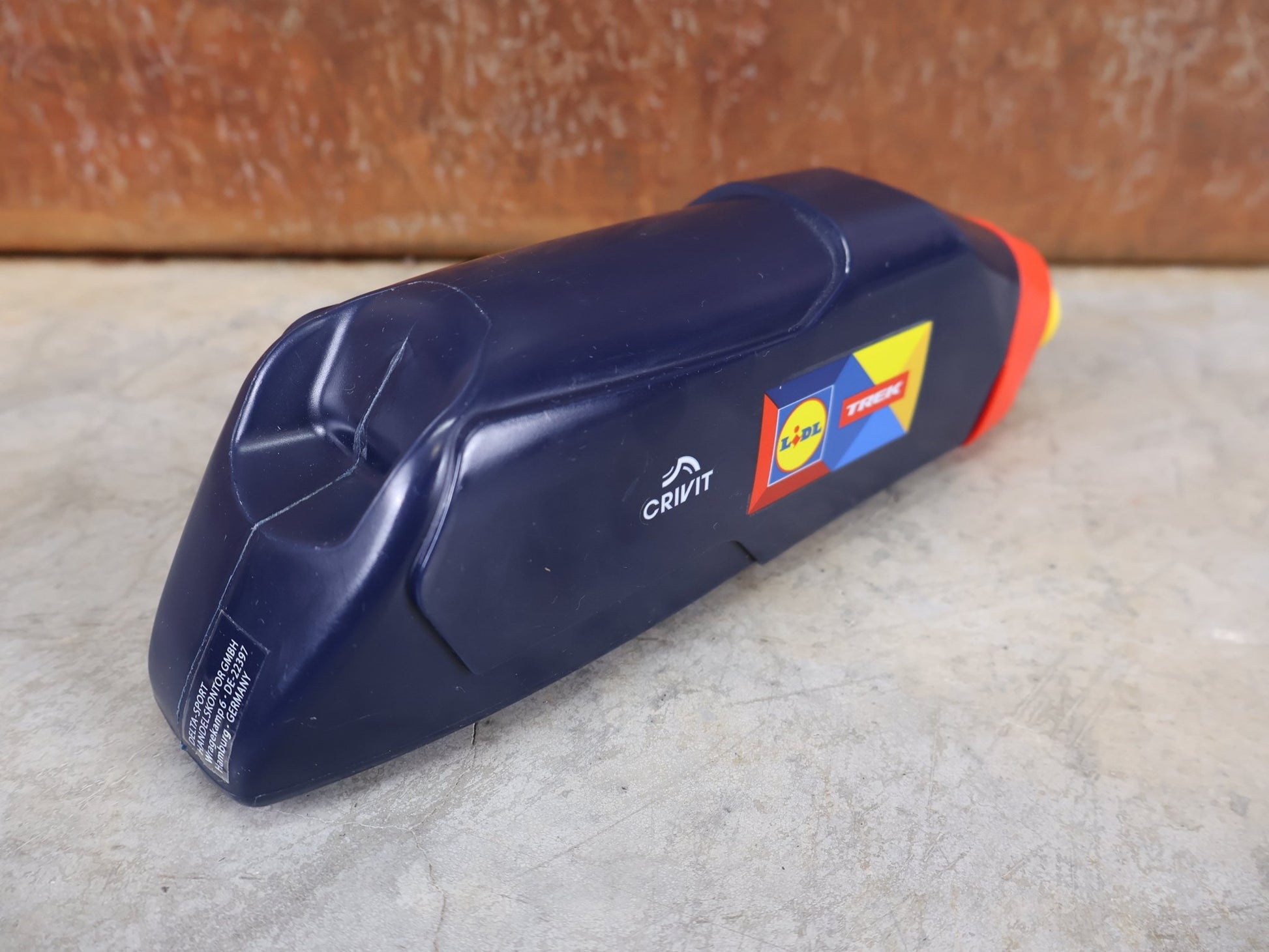 Trinkflaschen und Halter von Trek, TREK RSL AERO TRINKFLASCHE / 591ML / LIDL - TREK TEAM FLASCHE vor USEDBIKES - OB.DE Hintergrund