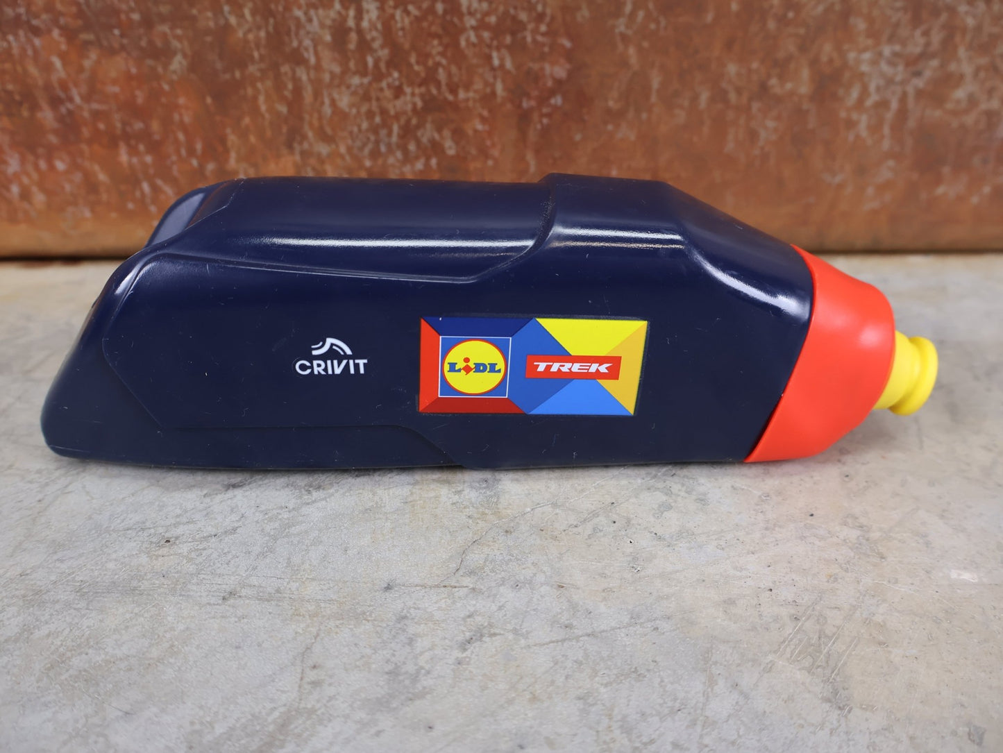 Trinkflaschen und Halter von Trek, TREK RSL AERO TRINKFLASCHE / 591ML / LIDL - TREK TEAM FLASCHE vor USEDBIKES - OB.DE Hintergrund