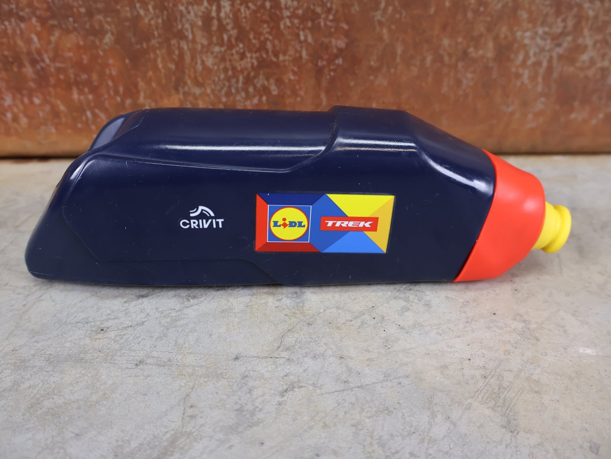 Trinkflaschen und Halter von Trek, TREK RSL AERO TRINKFLASCHE / 591ML / LIDL - TREK TEAM FLASCHE vor USEDBIKES - OB.DE Hintergrund