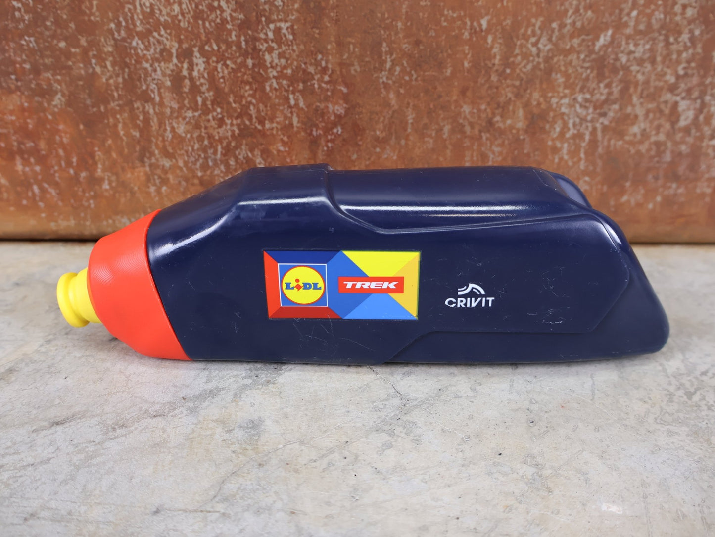 Trinkflaschen und Halter von Trek, TREK RSL AERO TRINKFLASCHE / 591ML / LIDL - TREK TEAM FLASCHE vor USEDBIKES - OB.DE Hintergrund