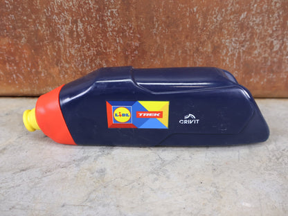 Trinkflaschen und Halter von Trek, TREK RSL AERO TRINKFLASCHE / 591ML / LIDL - TREK TEAM FLASCHE vor USEDBIKES - OB.DE Hintergrund
