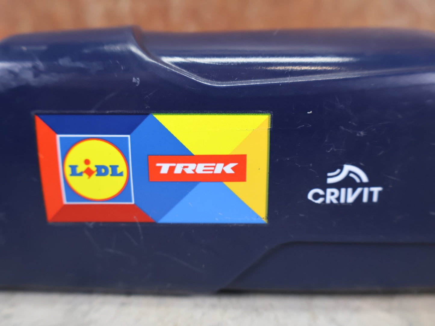 Trinkflaschen und Halter von Trek, TREK RSL AERO TRINKFLASCHE / 591ML / LIDL - TREK TEAM FLASCHE vor USEDBIKES - OB.DE Hintergrund