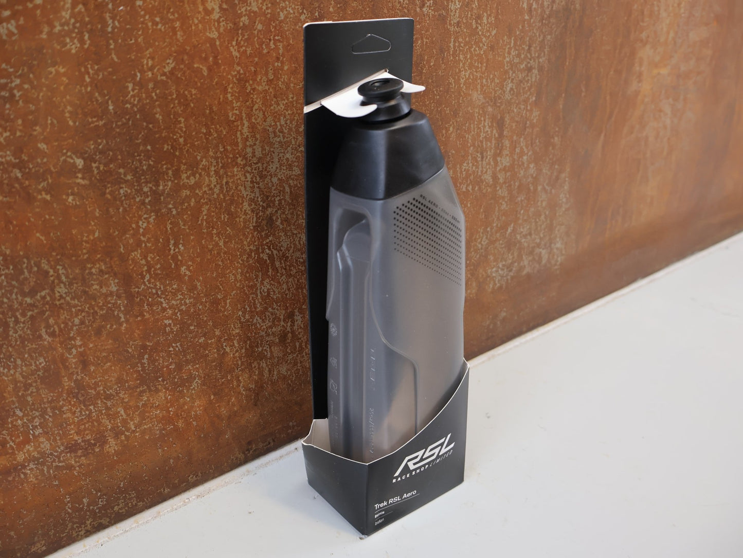 Trinkflaschen und Halter von Trek, TREK RSL AERO TRINKFLASCHE / GREY / 591 ML / FAHRRAD TRINKFLASCHE / 5324024 vor USEDBIKES-OB.DE Hintergrund