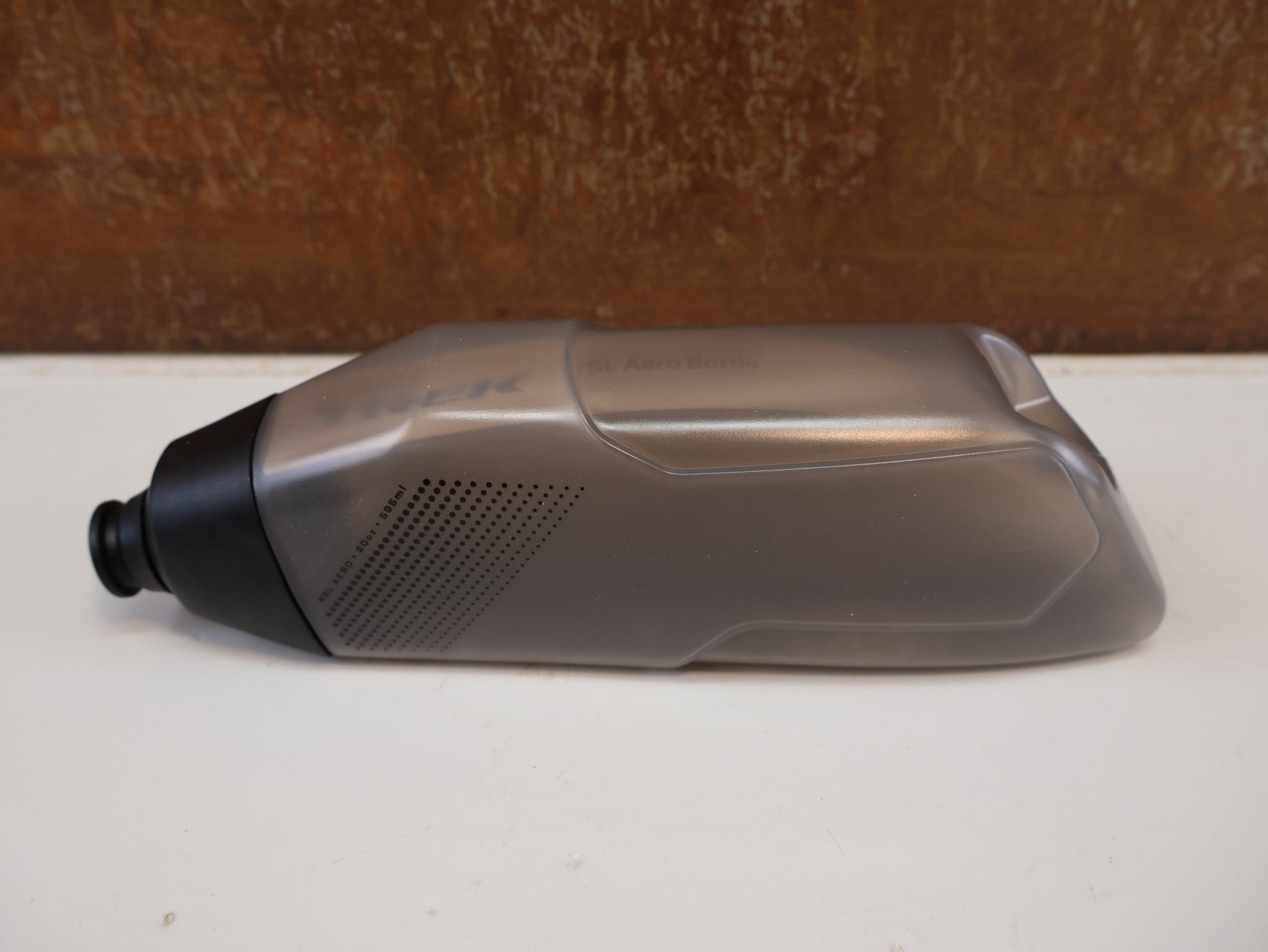 Trinkflaschen und Halter von Trek, TREK RSL AERO TRINKFLASCHE / GREY / 591 ML / FAHRRAD TRINKFLASCHE / 5324024 vor USEDBIKES-OB.DE Hintergrund