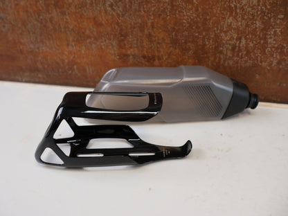 Trinkflaschen und Halter von Trek, TREK RSL AERO TRINKFLASCHE UND CARBON HALTER / BLACK GREY / SET vor USEDBIKES-OB.DE Hintergrund