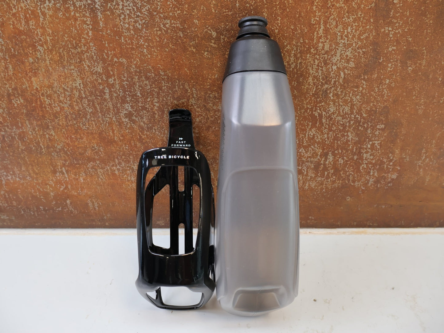 Trinkflaschen und Halter von Trek, TREK RSL AERO TRINKFLASCHE UND CARBON HALTER / BLACK GREY / SET vor USEDBIKES-OB.DE Hintergrund