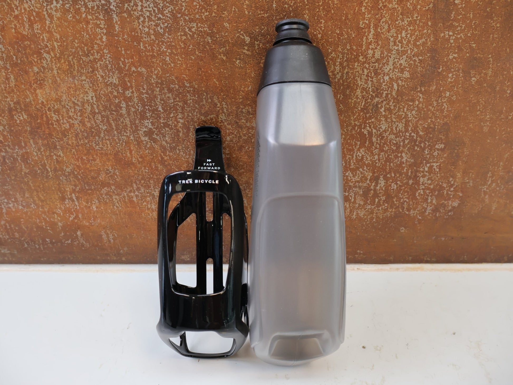 Trinkflaschen und Halter von Trek, TREK RSL AERO TRINKFLASCHE UND CARBON HALTER / BLACK GREY / SET vor USEDBIKES-OB.DE Hintergrund