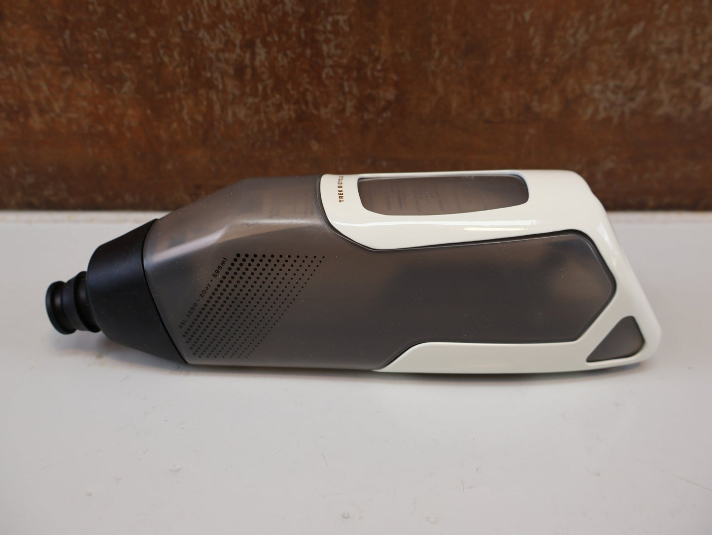 Trinkflaschen und Halter von Trek, TREK RSL AERO TRINKFLASCHE UND CARBON HALTER / ERA WHITE GREY / SET vor USEDBIKES-OB.DE Hintergrund