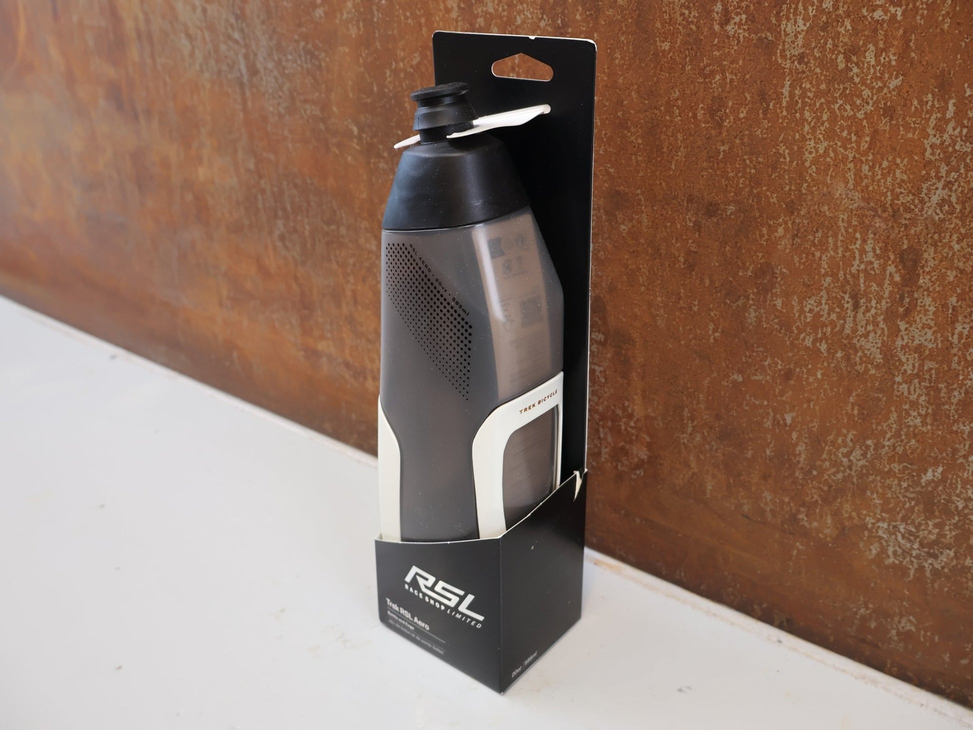 Trinkflaschen und Halter von Trek, TREK RSL AERO TRINKFLASCHE UND CARBON HALTER / ERA WHITE GREY / SET vor USEDBIKES-OB.DE Hintergrund