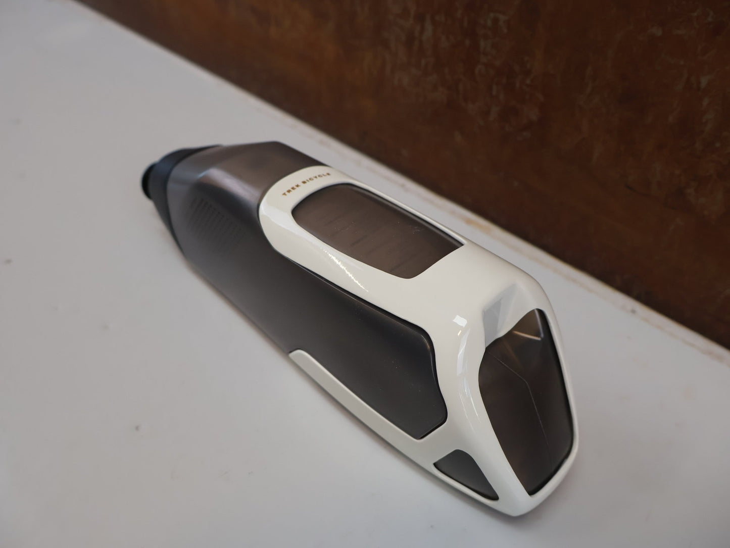 Trinkflaschen und Halter von Trek, TREK RSL AERO TRINKFLASCHE UND CARBON HALTER / ERA WHITE GREY / SET vor USEDBIKES-OB.DE Hintergrund