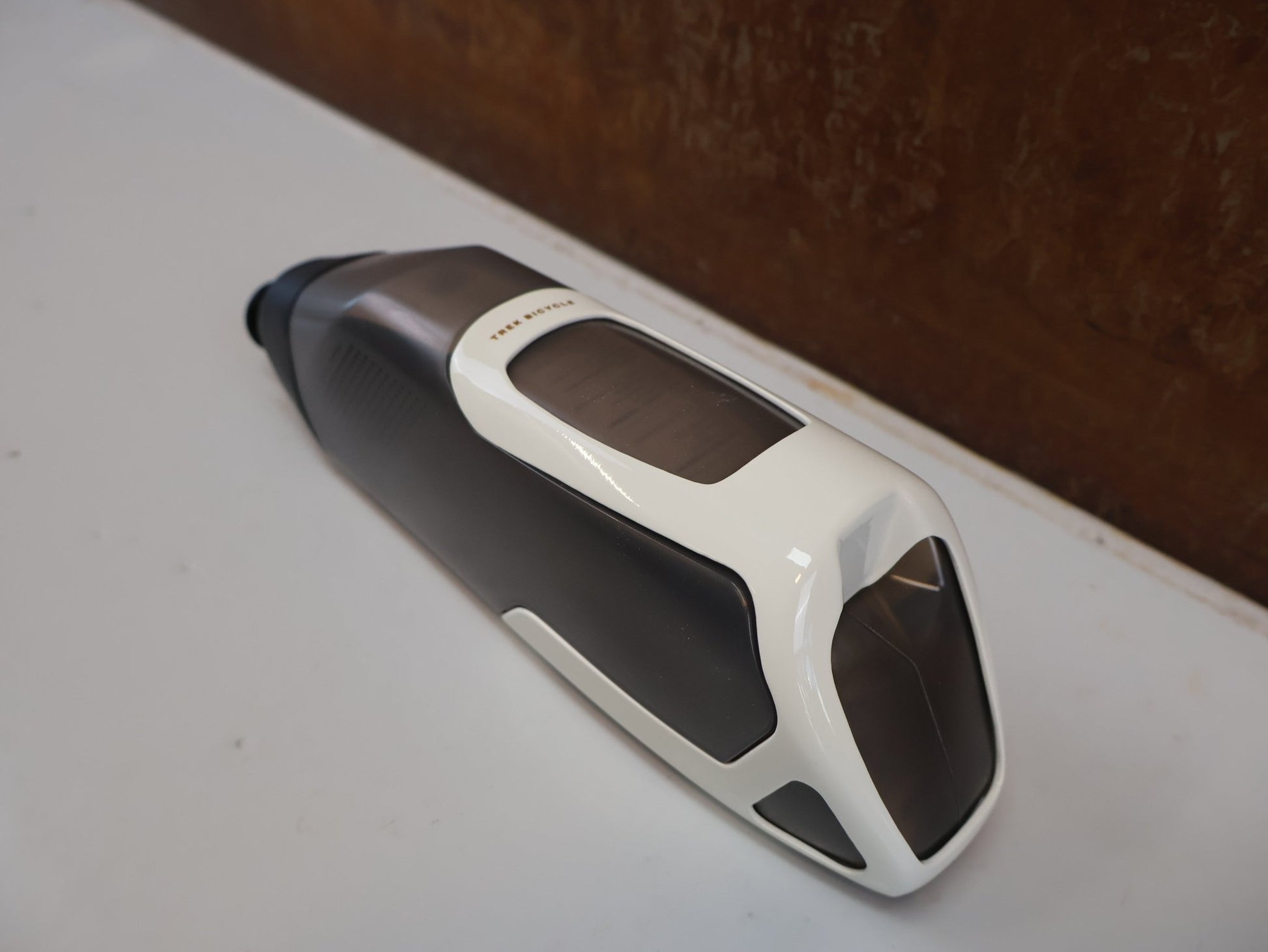 Trinkflaschen und Halter von Trek, TREK RSL AERO TRINKFLASCHE UND CARBON HALTER / ERA WHITE GREY / SET vor USEDBIKES-OB.DE Hintergrund