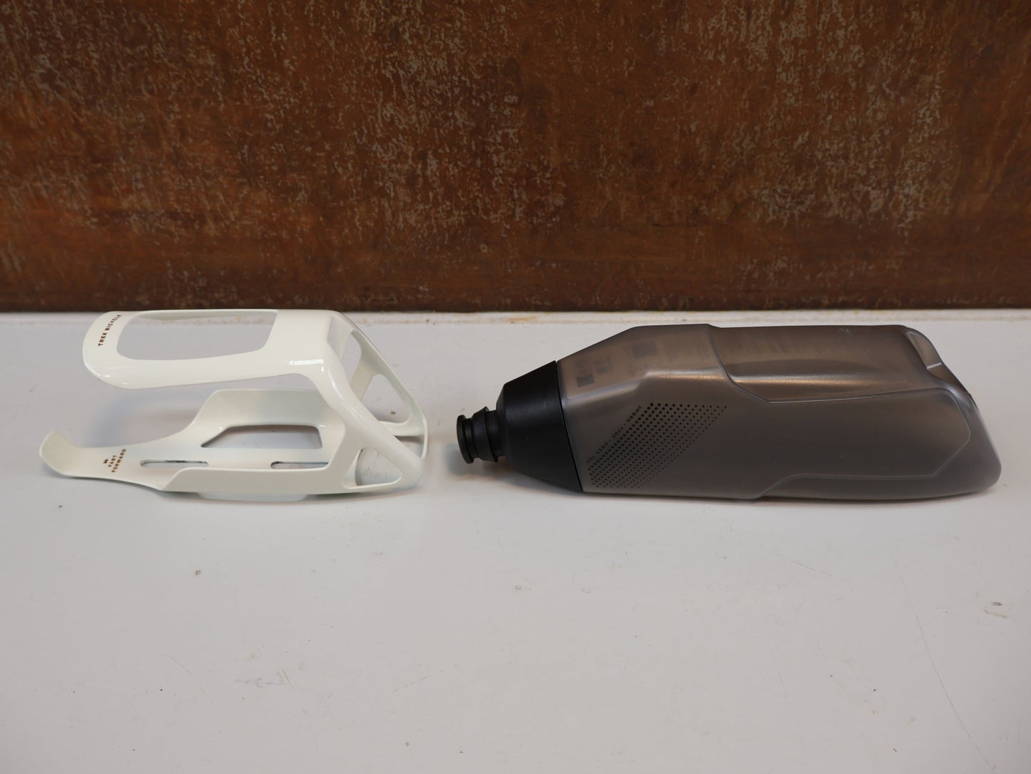 Trinkflaschen und Halter von Trek, TREK RSL AERO TRINKFLASCHE UND CARBON HALTER / ERA WHITE GREY / SET vor USEDBIKES-OB.DE Hintergrund
