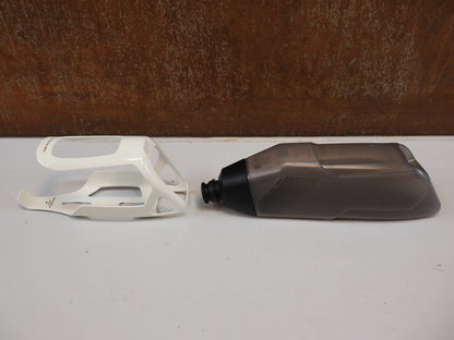 Trinkflaschen und Halter von Trek, TREK RSL AERO TRINKFLASCHE UND CARBON HALTER / ERA WHITE GREY / SET vor USEDBIKES-OB.DE Hintergrund