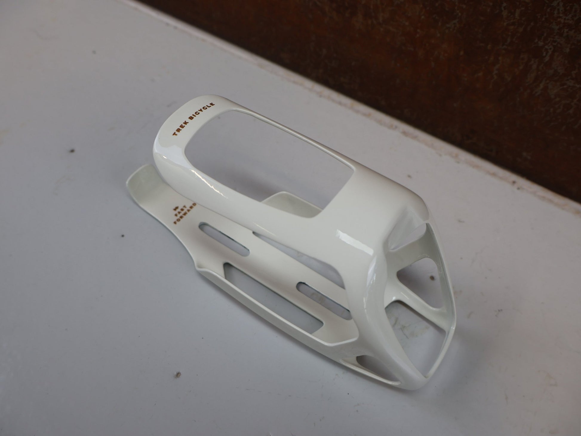 Trinkflaschen und Halter von Trek, TREK RSL AERO TRINKFLASCHE UND CARBON HALTER / ERA WHITE GREY / SET vor USEDBIKES-OB.DE Hintergrund