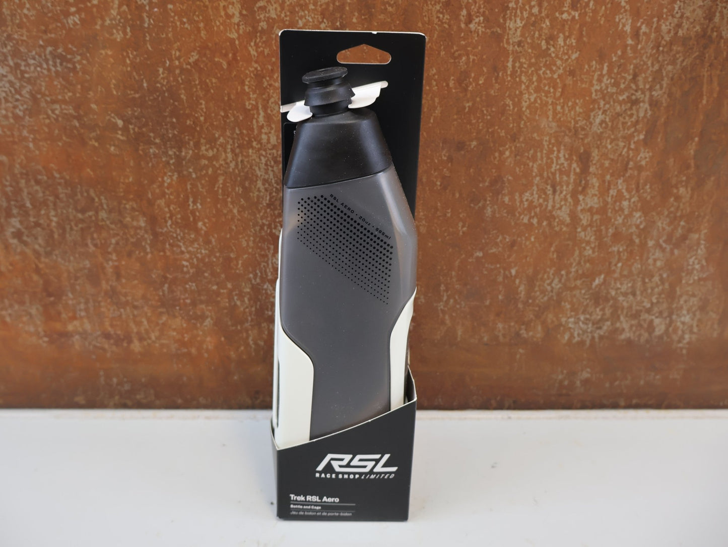 Trinkflaschen und Halter von Trek, TREK RSL AERO TRINKFLASCHE UND CARBON HALTER / ERA WHITE GREY / SET vor USEDBIKES-OB.DE Hintergrund