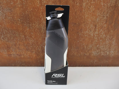 Trinkflaschen und Halter von Trek, TREK RSL AERO TRINKFLASCHE UND CARBON HALTER / ERA WHITE GREY / SET vor USEDBIKES-OB.DE Hintergrund