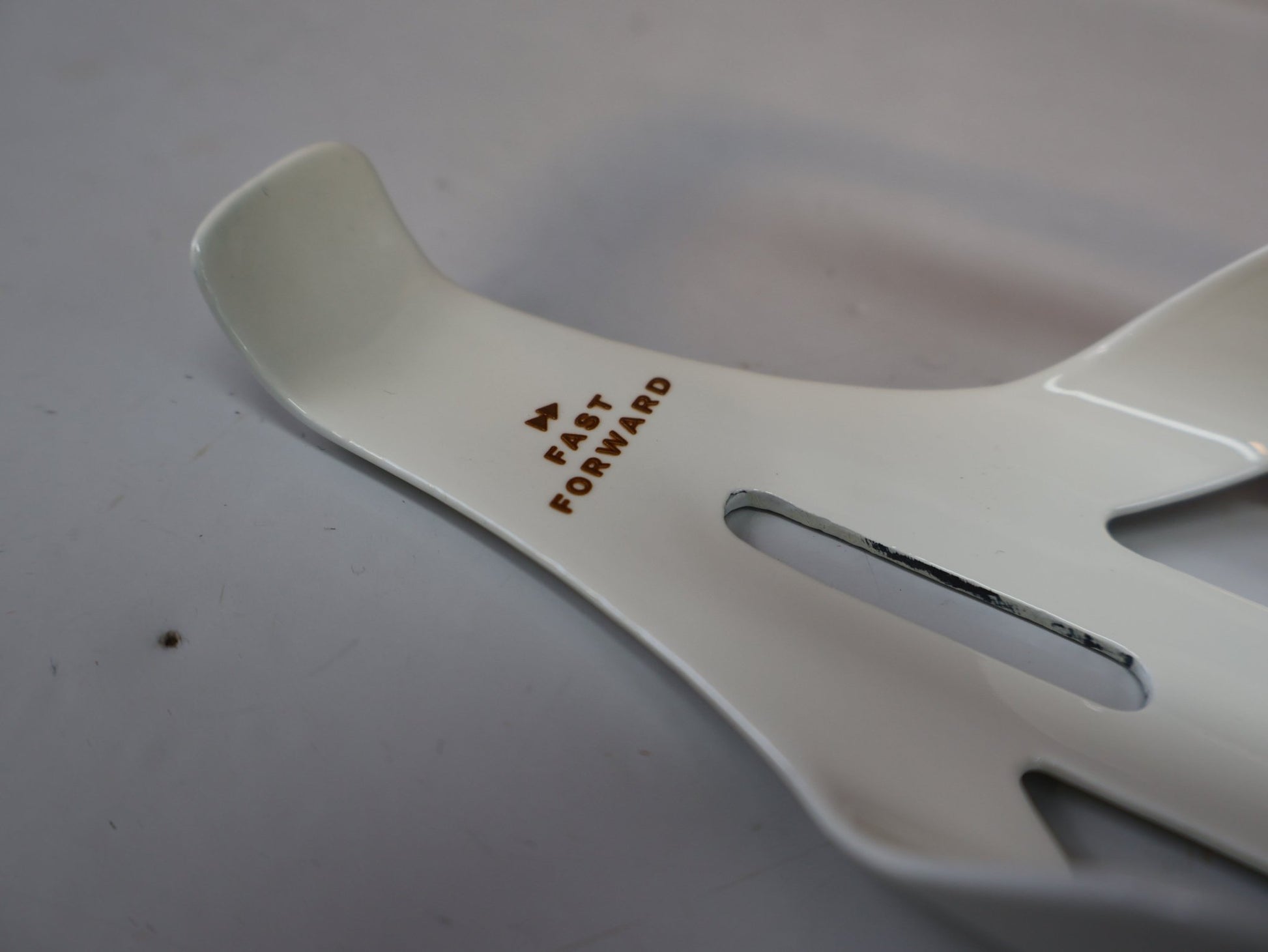Trinkflaschen und Halter von Trek, TREK RSL AERO TRINKFLASCHE UND CARBON HALTER / ERA WHITE GREY / SET vor USEDBIKES-OB.DE Hintergrund