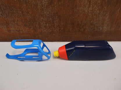 Trinkflaschen und Halter von Trek, TREK RSL AERO TRINKFLASCHE UND CARBON HALTER / WATERLOO BLUE NAVY / SET vor USEDBIKES-OB.DE Hintergrund
