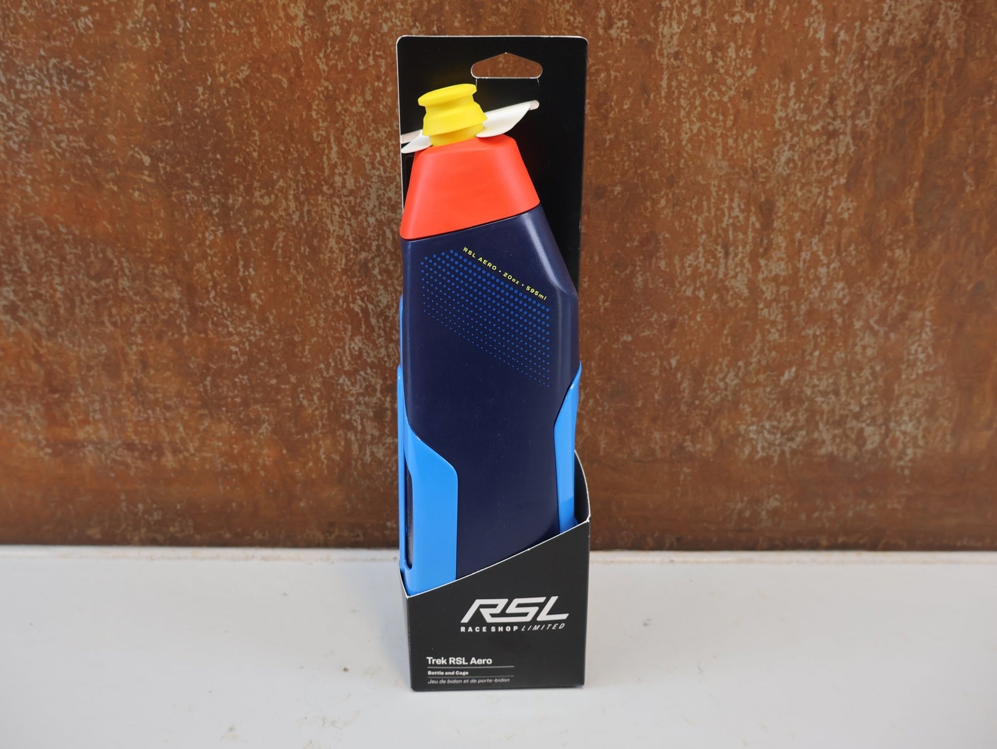 Trinkflaschen und Halter von Trek, TREK RSL AERO TRINKFLASCHE UND CARBON HALTER / WATERLOO BLUE NAVY / SET vor USEDBIKES-OB.DE Hintergrund