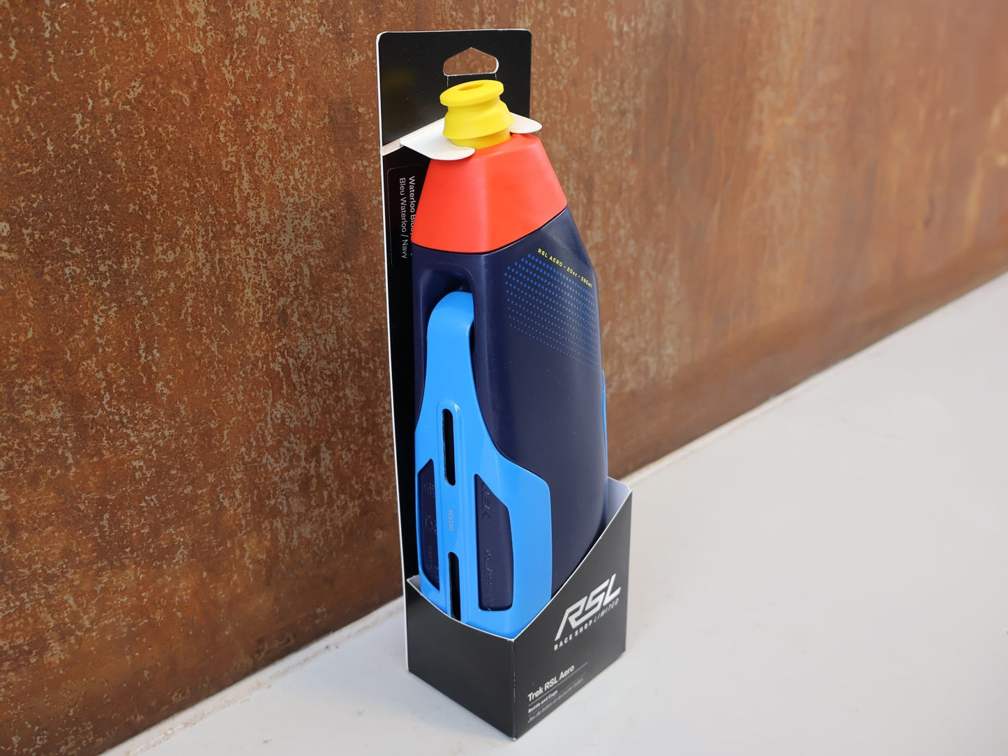 Trinkflaschen und Halter von Trek, TREK RSL AERO TRINKFLASCHE UND CARBON HALTER / WATERLOO BLUE NAVY / SET vor USEDBIKES-OB.DE Hintergrund
