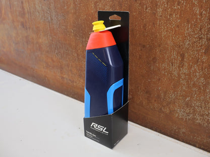 Trinkflaschen und Halter von Trek, TREK RSL AERO TRINKFLASCHE UND CARBON HALTER / WATERLOO BLUE NAVY / SET vor USEDBIKES-OB.DE Hintergrund