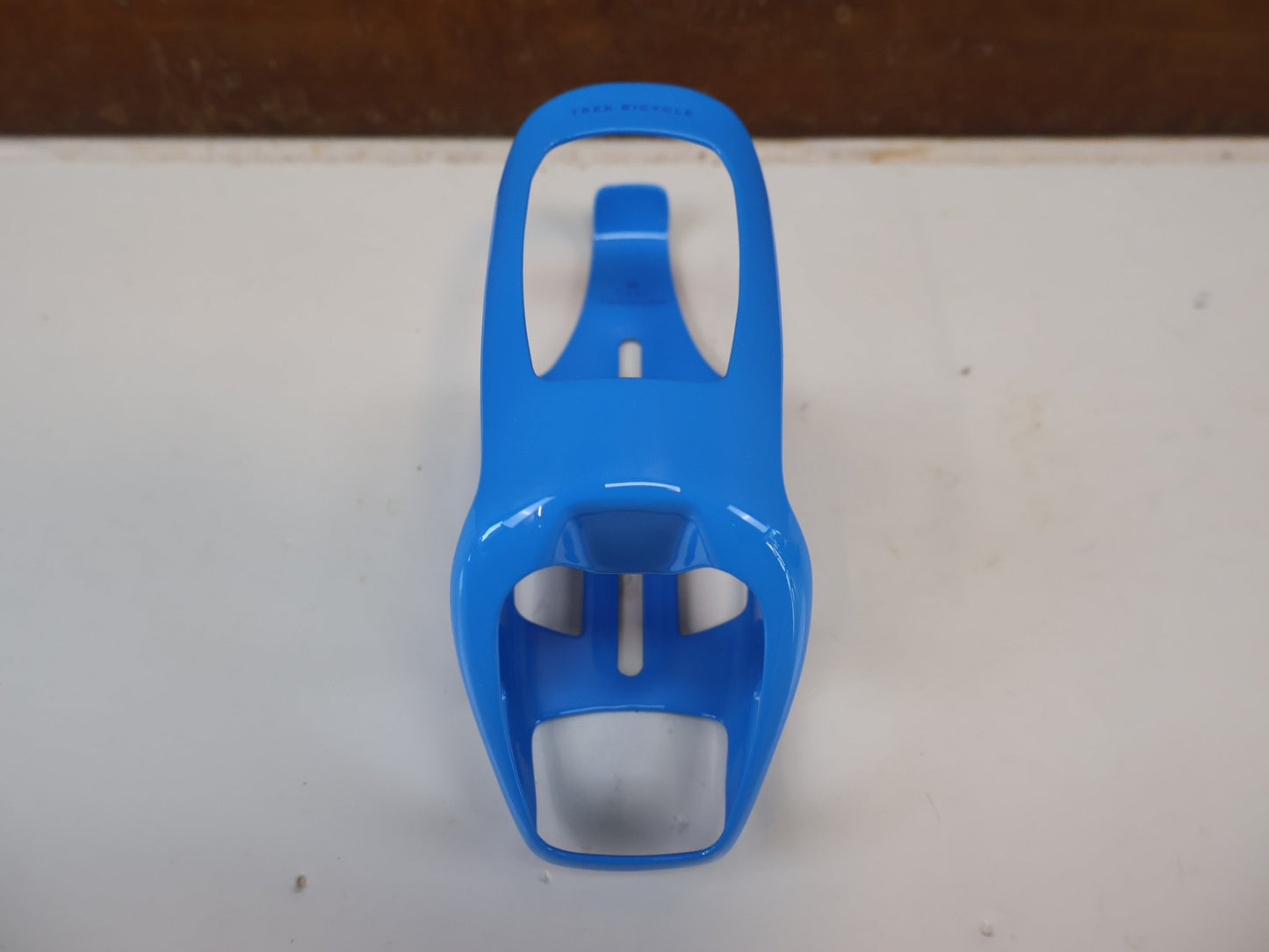Trinkflaschen und Halter von Trek, TREK RSL AERO TRINKFLASCHE UND CARBON HALTER / WATERLOO BLUE NAVY / SET vor USEDBIKES-OB.DE Hintergrund