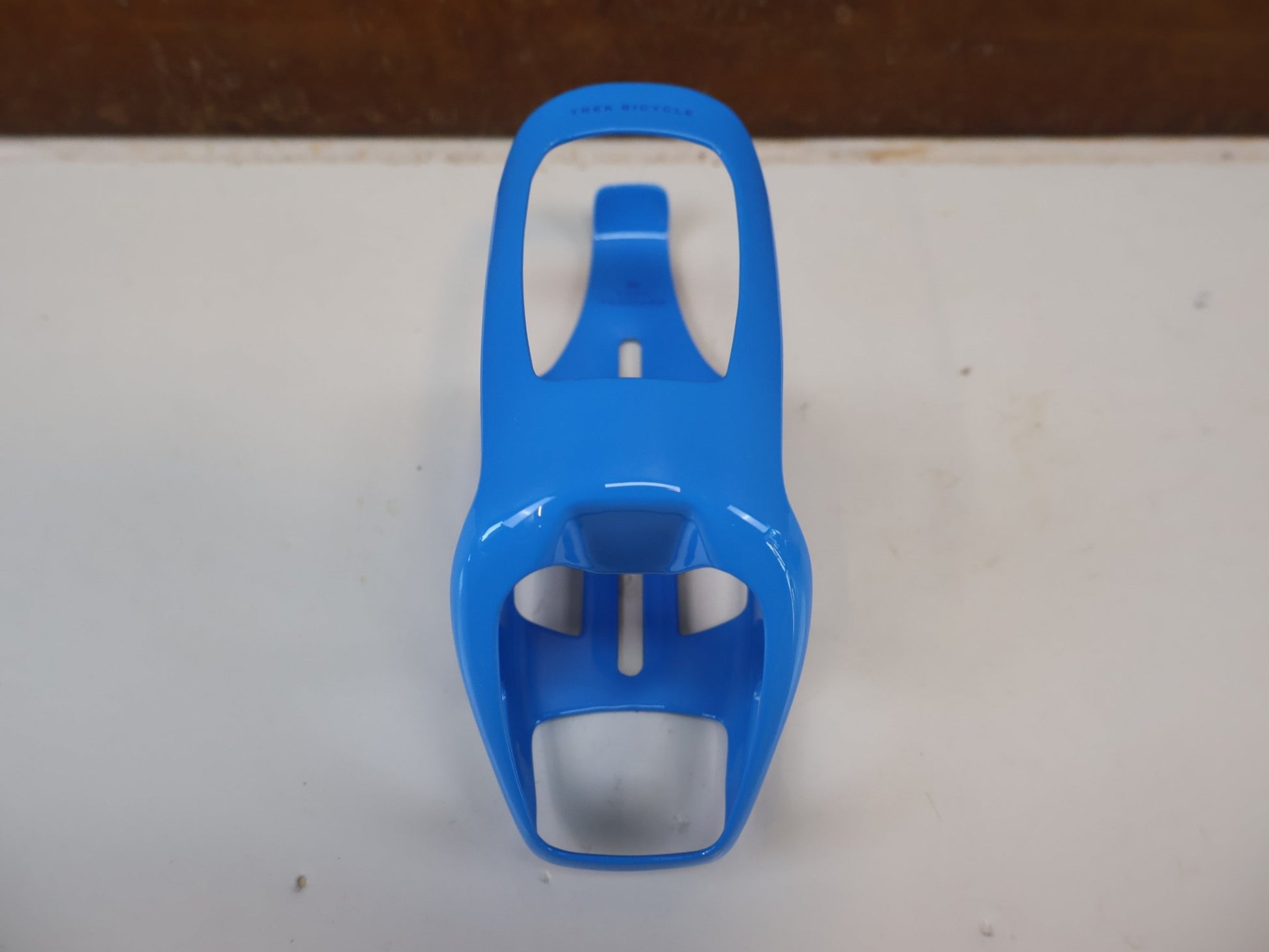 Trinkflaschen und Halter von Trek, TREK RSL AERO TRINKFLASCHE UND CARBON HALTER / WATERLOO BLUE NAVY / SET vor USEDBIKES-OB.DE Hintergrund