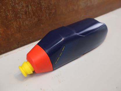 Trinkflaschen und Halter von Trek, TREK RSL AERO TRINKFLASCHE UND CARBON HALTER / WATERLOO BLUE NAVY / SET vor USEDBIKES-OB.DE Hintergrund