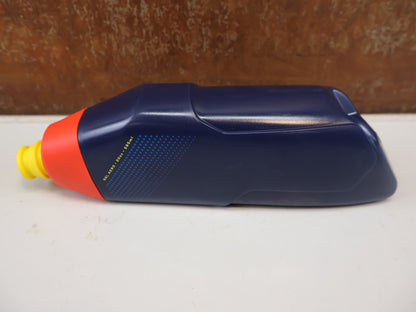 Trinkflaschen und Halter von Trek, TREK RSL AERO TRINKFLASCHE UND CARBON HALTER / WATERLOO BLUE NAVY / SET vor USEDBIKES-OB.DE Hintergrund