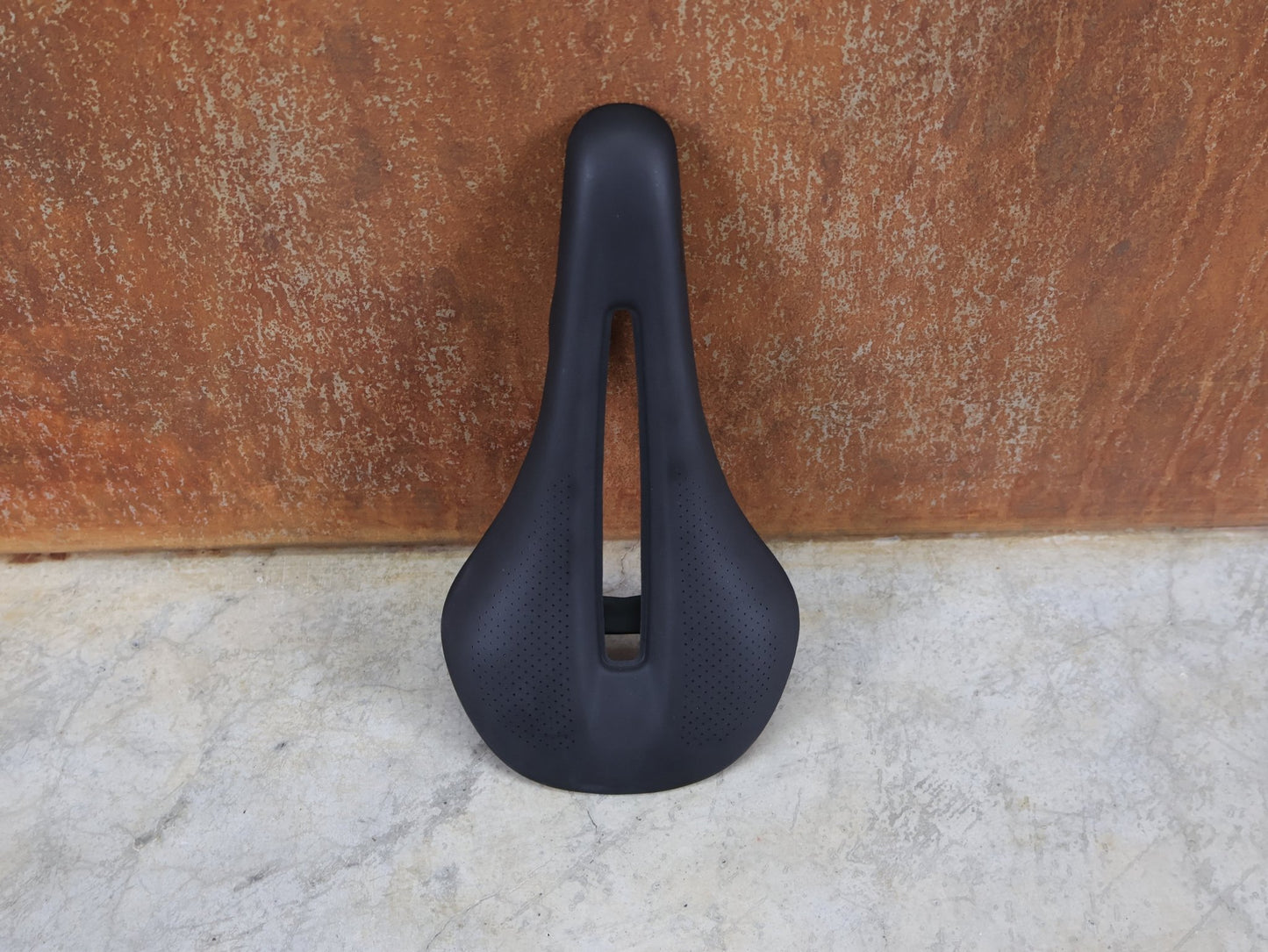 Sattel von Bontrager, TREK RSL CARBON – LIDL - TREK PROFI - TEAM SONDERPRODUKTION FAHRADSATTEL 135MM vor USEDBIKES - OB.DE Hintergrund