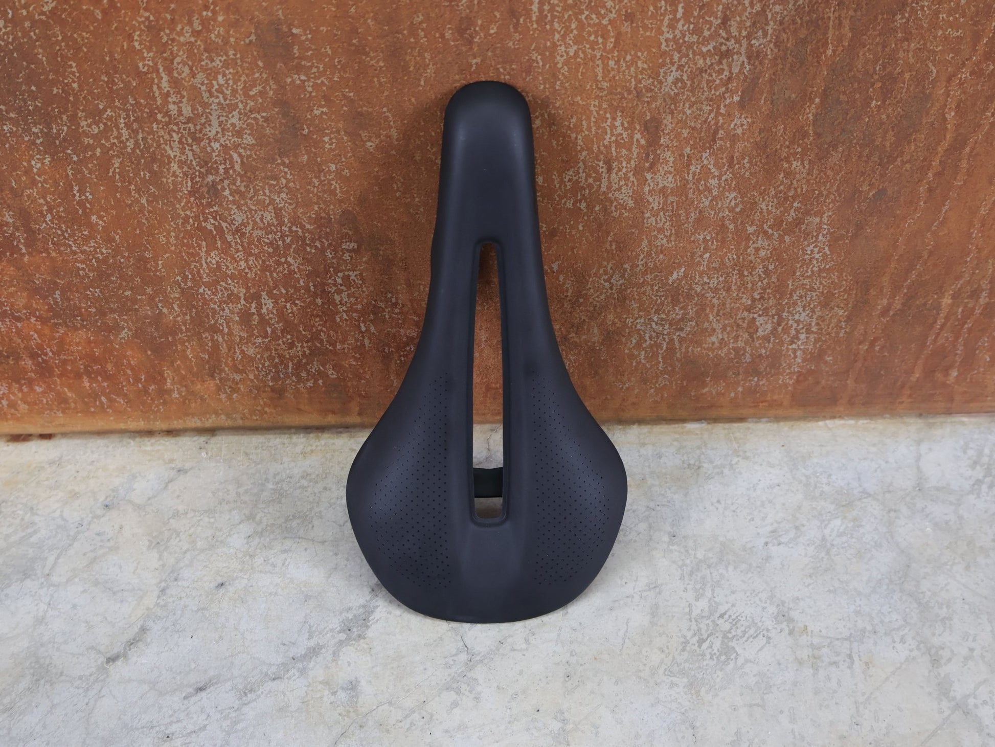 Sattel von Bontrager, TREK RSL CARBON – LIDL - TREK PROFI - TEAM SONDERPRODUKTION FAHRADSATTEL 135MM vor USEDBIKES - OB.DE Hintergrund