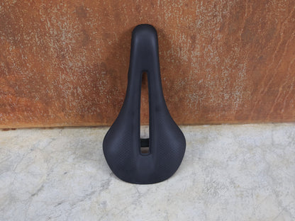 Sattel von Bontrager, TREK RSL CARBON – LIDL - TREK PROFI - TEAM SONDERPRODUKTION FAHRADSATTEL 135MM vor USEDBIKES - OB.DE Hintergrund