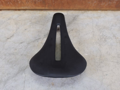 Sattel von Bontrager, TREK RSL CARBON – LIDL - TREK PROFI - TEAM SONDERPRODUKTION FAHRADSATTEL 135MM vor USEDBIKES - OB.DE Hintergrund