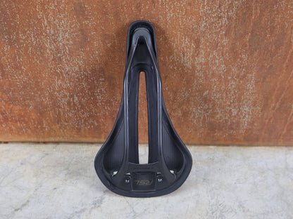 Sattel von Bontrager, TREK RSL CARBON – LIDL - TREK PROFI - TEAM SONDERPRODUKTION FAHRADSATTEL 135MM vor USEDBIKES - OB.DE Hintergrund