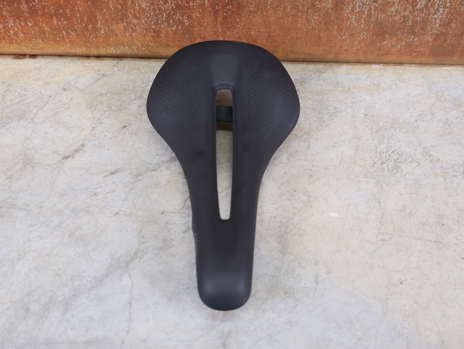 Sattel von Bontrager, TREK RSL CARBON – LIDL - TREK PROFI - TEAM SONDERPRODUKTION FAHRADSATTEL 135MM vor USEDBIKES - OB.DE Hintergrund