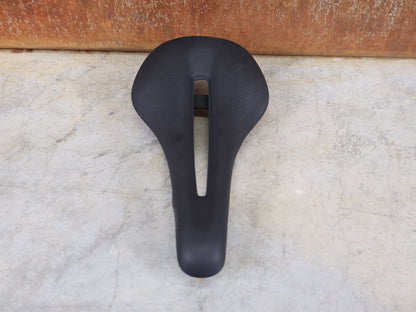 Sattel von Bontrager, TREK RSL CARBON – LIDL - TREK PROFI - TEAM SONDERPRODUKTION FAHRADSATTEL 135MM vor USEDBIKES - OB.DE Hintergrund