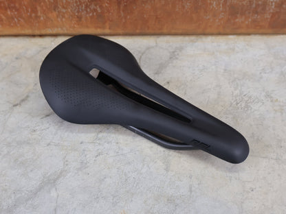 Sattel von Bontrager, TREK RSL CARBON – LIDL - TREK PROFI - TEAM SONDERPRODUKTION FAHRADSATTEL 135MM vor USEDBIKES - OB.DE Hintergrund